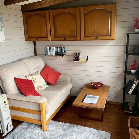 Cherry Tree Glamping Lodge เวลลิงตัน ภายนอก รูปภาพ