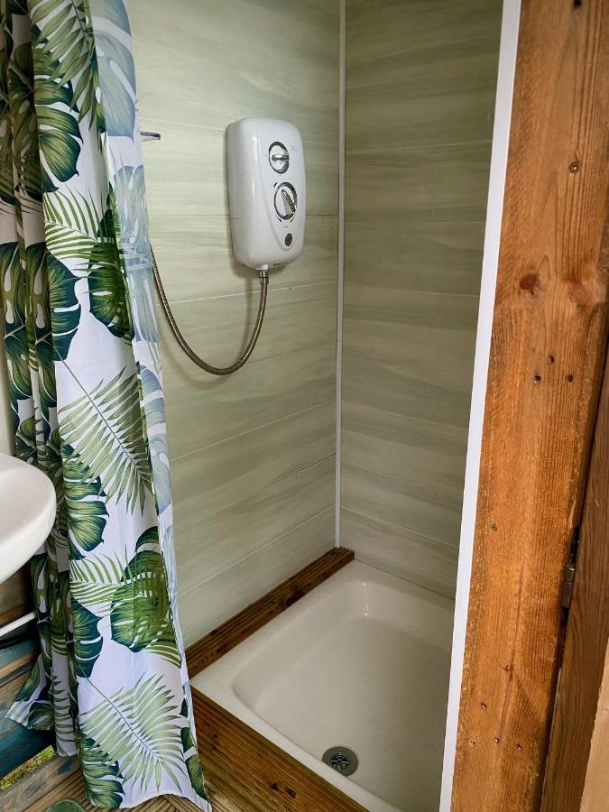 Cherry Tree Glamping Lodge เวลลิงตัน ภายนอก รูปภาพ