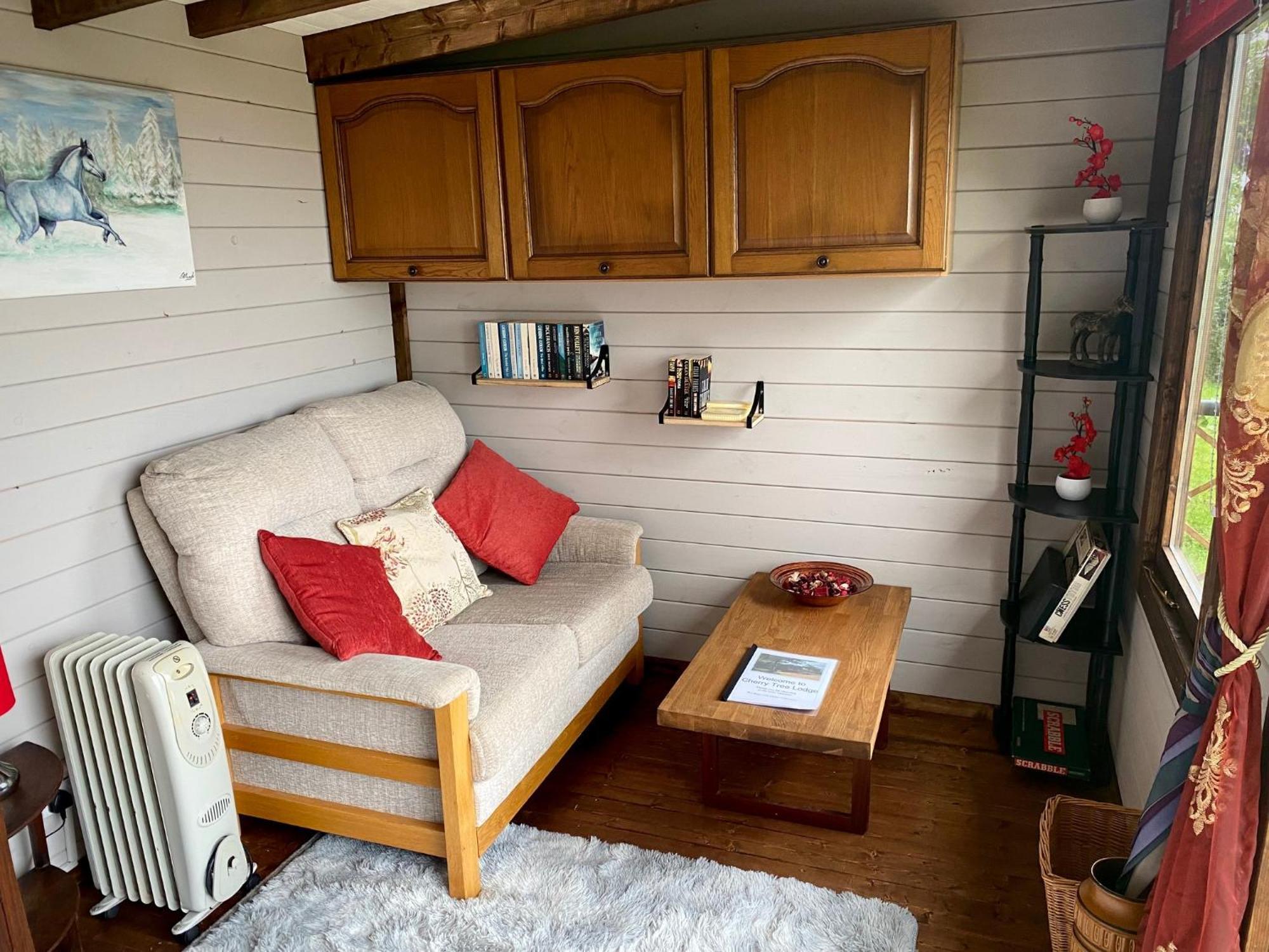 Cherry Tree Glamping Lodge เวลลิงตัน ภายนอก รูปภาพ