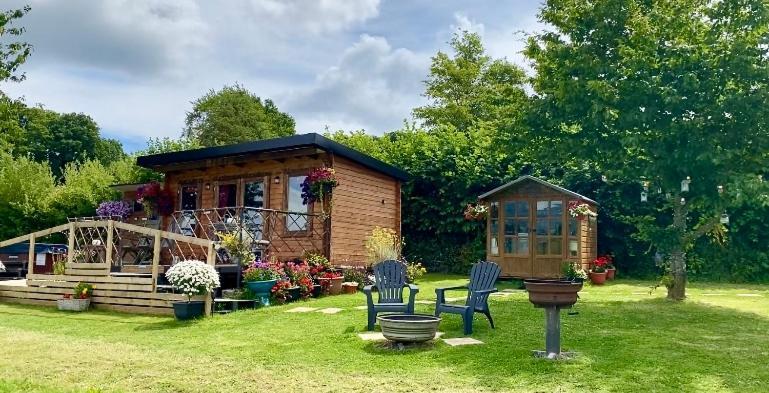 Cherry Tree Glamping Lodge เวลลิงตัน ภายนอก รูปภาพ
