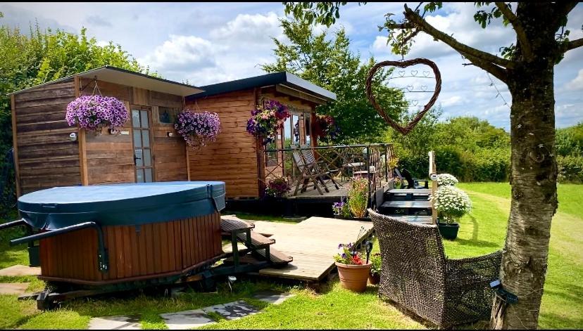 Cherry Tree Glamping Lodge เวลลิงตัน ภายนอก รูปภาพ